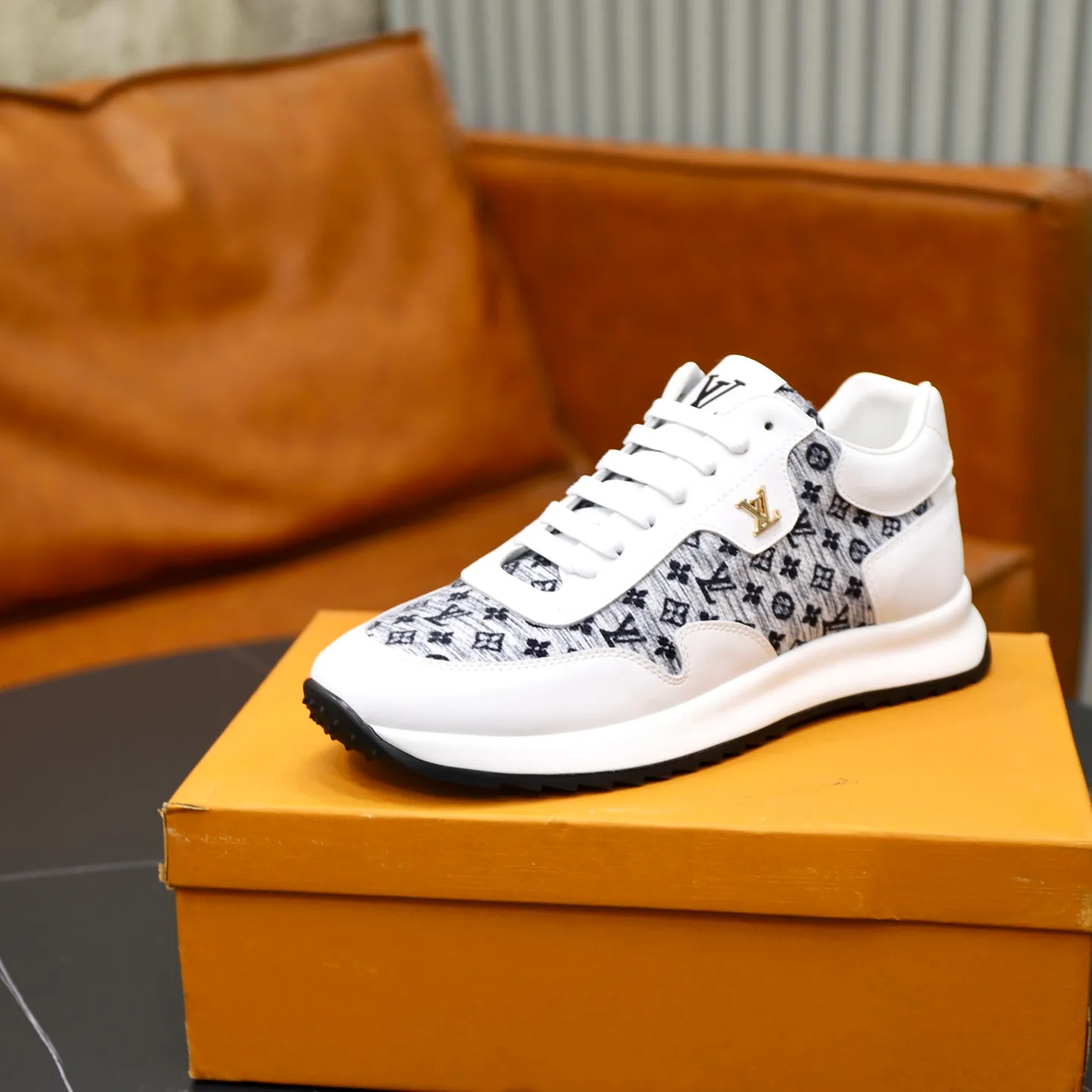 Ex-factory price: 462💰🙅‍♂️🙅‍♂️🙅‍♂️ Brand: LV Louis Vuitton Standard code: 38-44 (45 customized) Grade: Same as the official website Material: Original cowhide stitching brand cloth Comfortable and breathable lining Lightweight and wear-resistant sports outsole Style category: Men's fashion casual shoes Running sneakers Distinguished luxury brand elements Top luxury Color: actual picture color